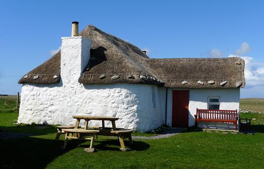 Gatliff Hebridean Hostel - Howmore white turfed cottage