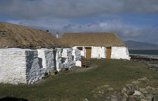 Gatliff Hebridean Hostel - Berneray 2 white cottages