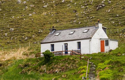 Gatliff Hebridean Hostel - Rhenigidale white cottage on hill