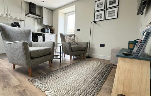 No. 21 kitchen & sitting area