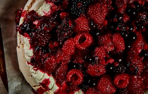 Isle of Harris Gin and Raspberry Pavlova © Euan Anderson