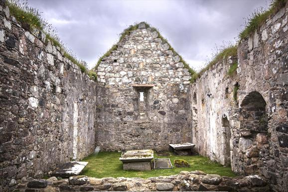 Inside the ruins of Eaglais na h-Aoidhe