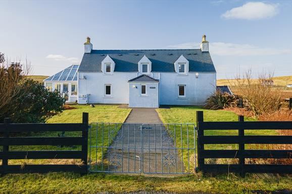 Cnoc Nan Uan Self Catering outside of house