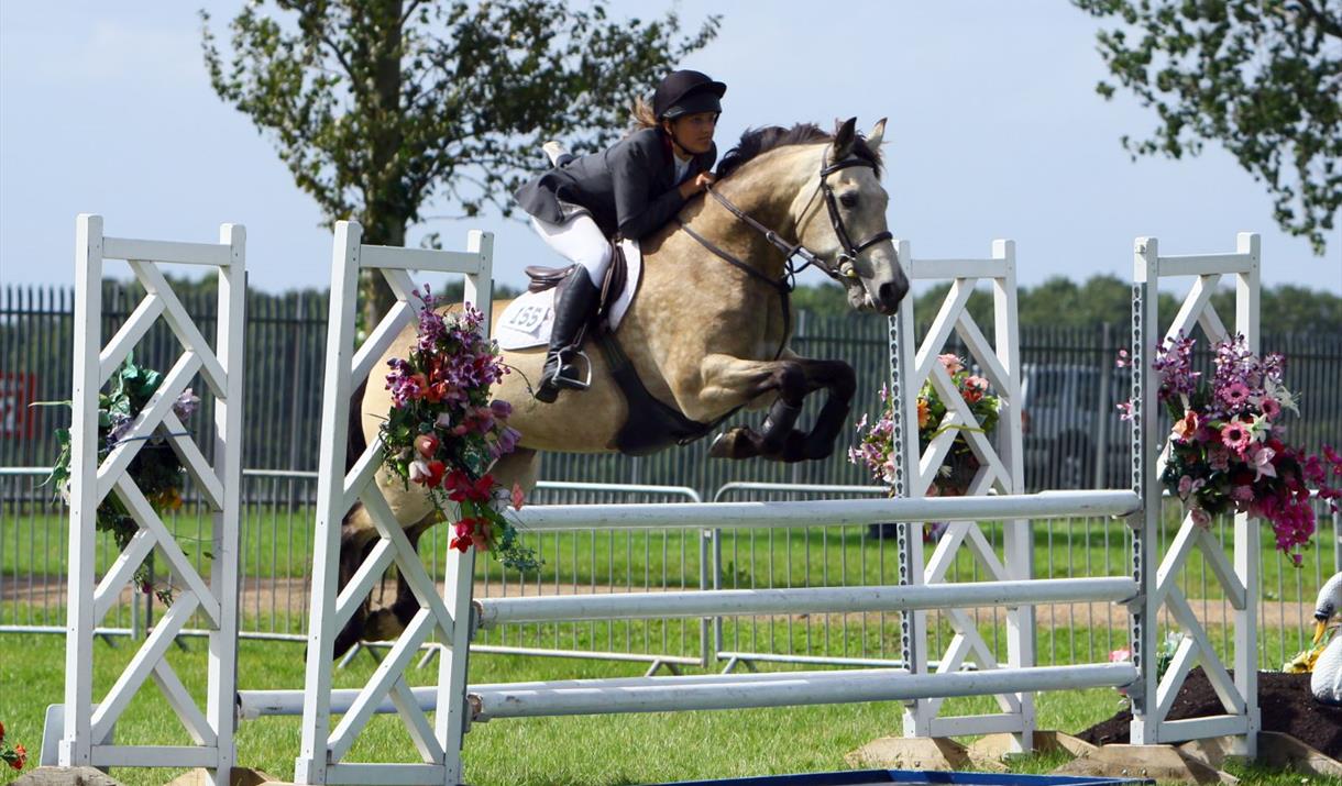Competitive riding at Equifest