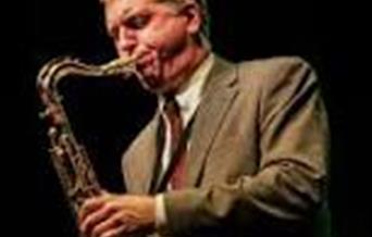 Simon Spillett playing the saxophone