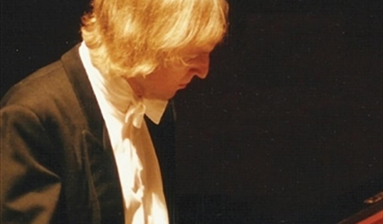 Janusz Piotrowicz: Chopin Recital
