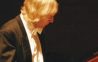 Janusz Piotrowicz: Chopin Recital

