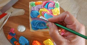 cake decorating with colourful icing