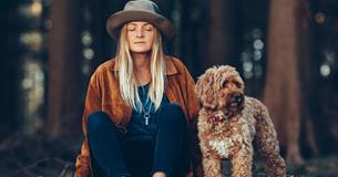 alex hart sitting with the dog