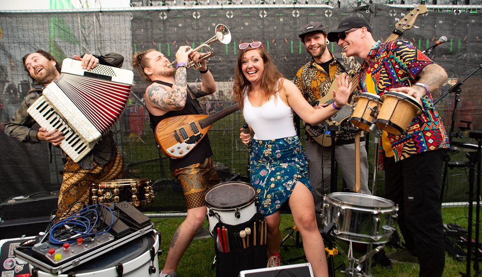 Live music with The Cabarats and Yeoland