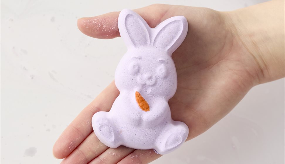 Munching Bunny Bath Bomb making