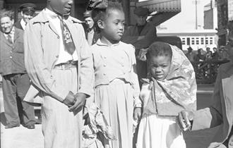 Jamaicans arriving at Millbay Docks, Plymouth, circa September 1954 © Mirrorpix