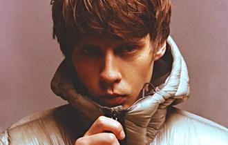 picture of the artist Jake Bugg in a puffer jacket