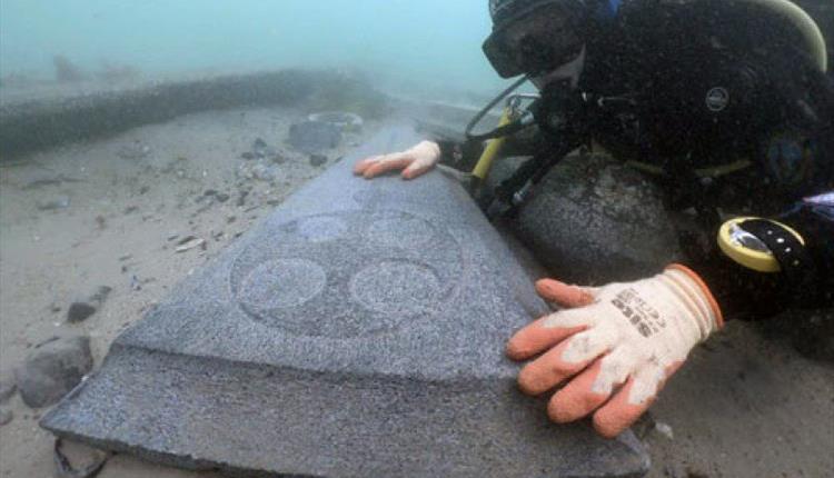 Diver with the wheel-headed cross gravestone (Bournemouth University)