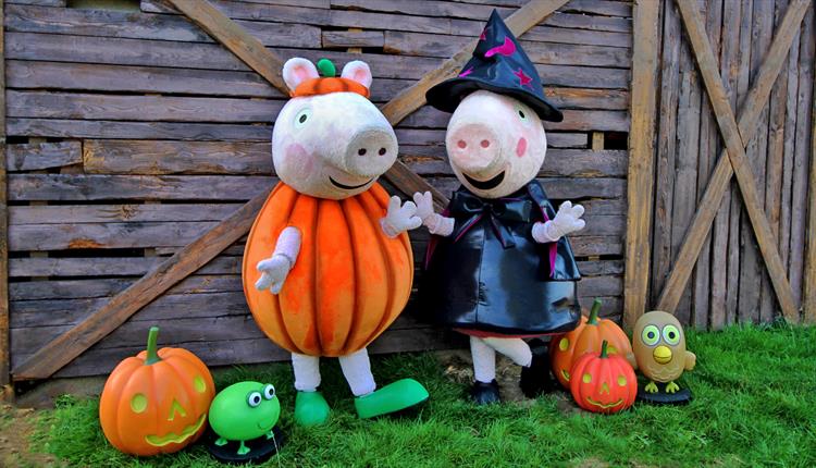 Peppa Pig dressed as pumpkin and as a witch