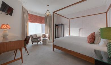 A modern four-poster bed in a room at Florence Suite Boutique Hotel and Restaurant