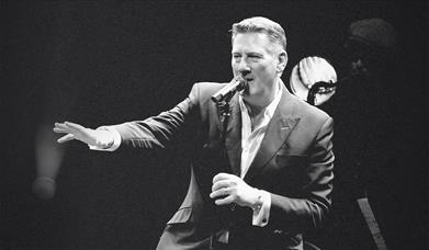 Tony Hadley singing.