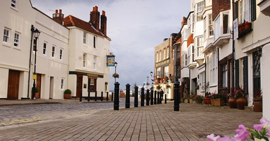 old-portsmouth-pub-inn-in-portsmouth-portsmouth-portsmouth