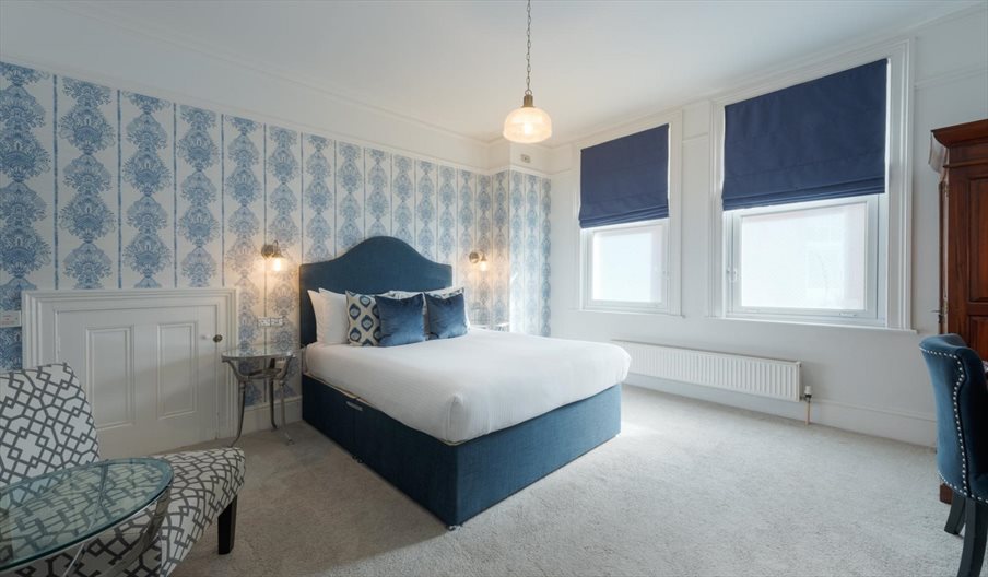 Blue and white tones in a double room at Florence Gardens Boutique Hotel and Restaurant