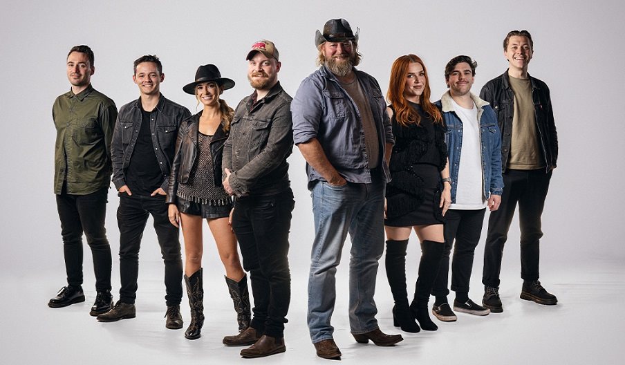 A group of country singers made up of men and women.