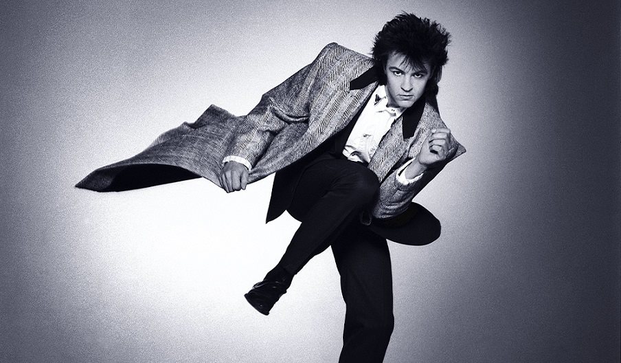 Black and white picture of singer Paul Young from his 1980s