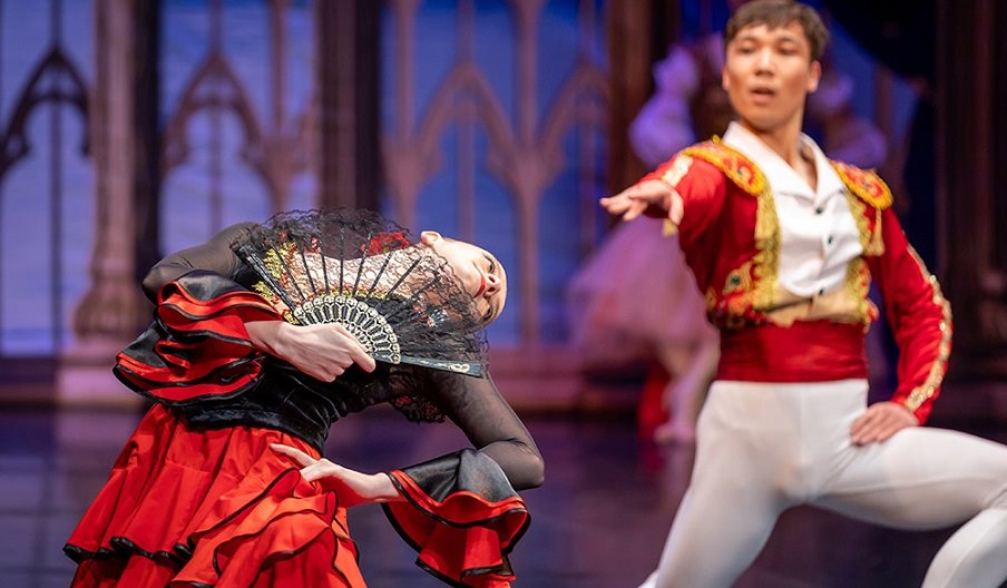 Swan Lake being performed by two members of the Imperial Classical Ballet