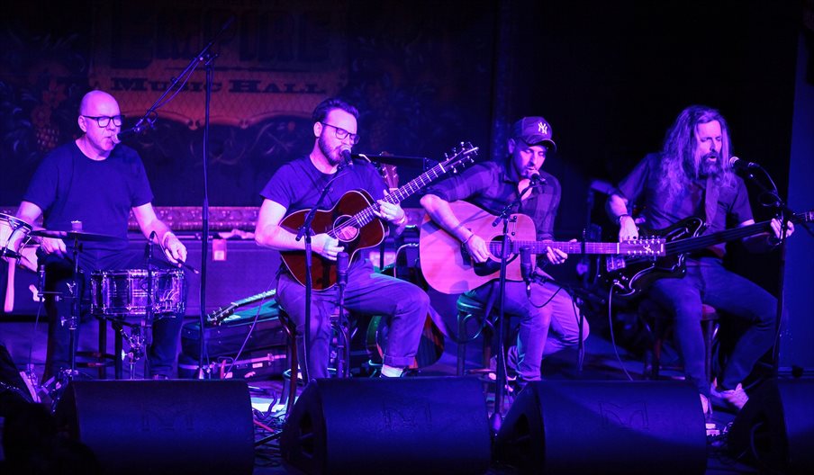 Turin Brakes performing live