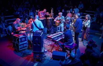 Photograph of Hejira performing in the round
