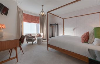 A modern four-poster bed in a room at Florence Suite Boutique Hotel and Restaurant