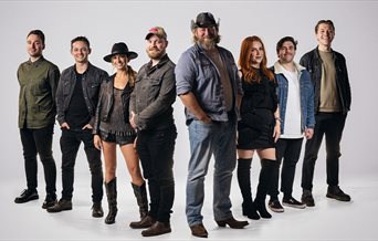 A group of country singers made up of men and women.