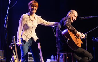 Photograph pf Kiki Dee and Carmelo Luggeri performing live