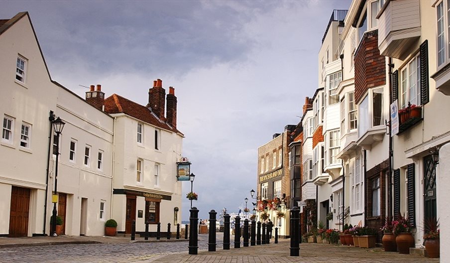 Old Portsmouth to Gunwharf Quays Guided Walk
