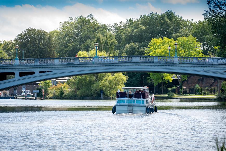 motor boat sailing towards Reading Bridge