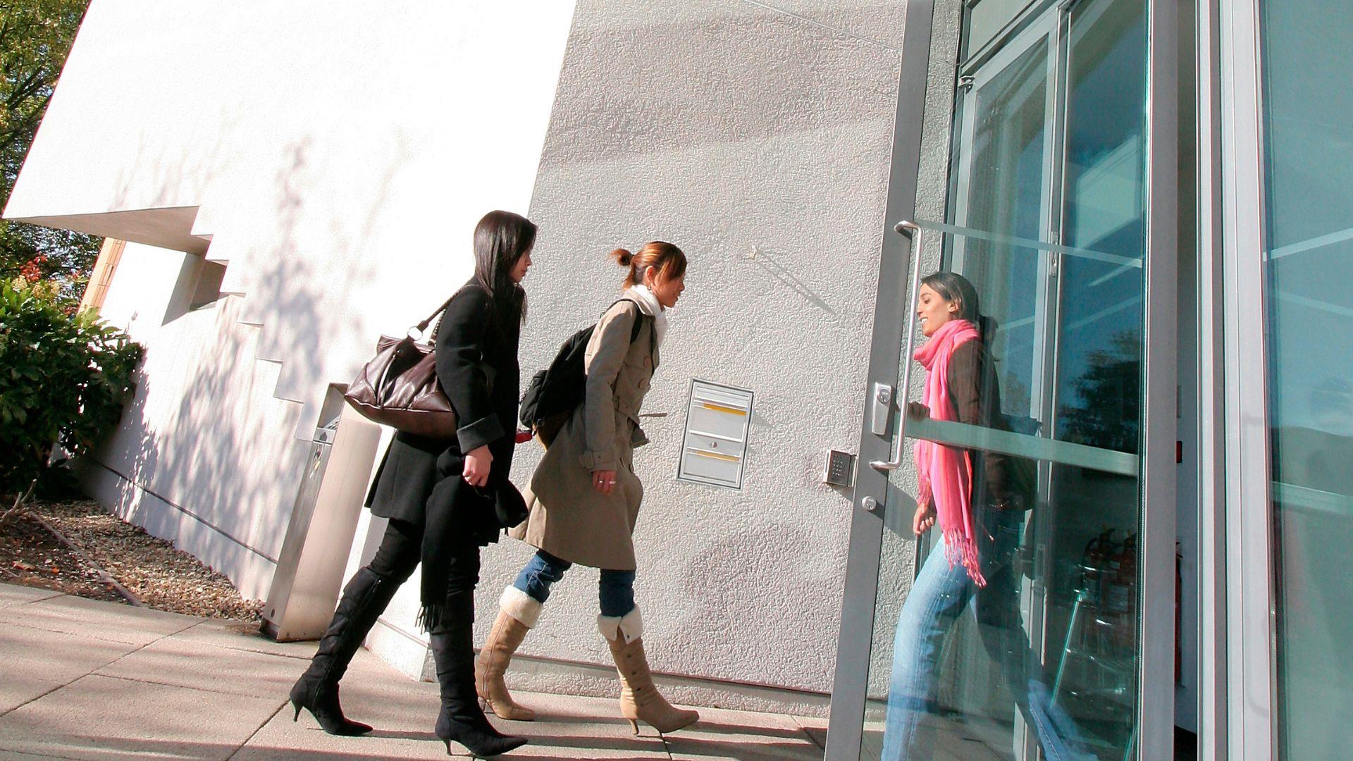 students walking into Henley Business School