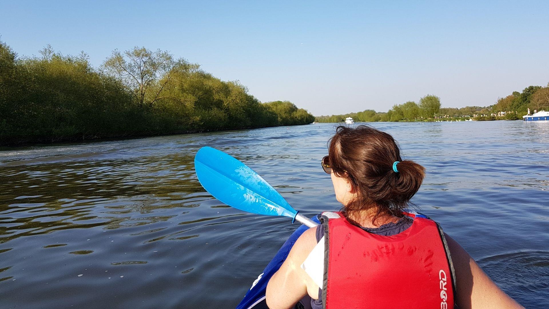 Lady canoeing alone along the River Thames