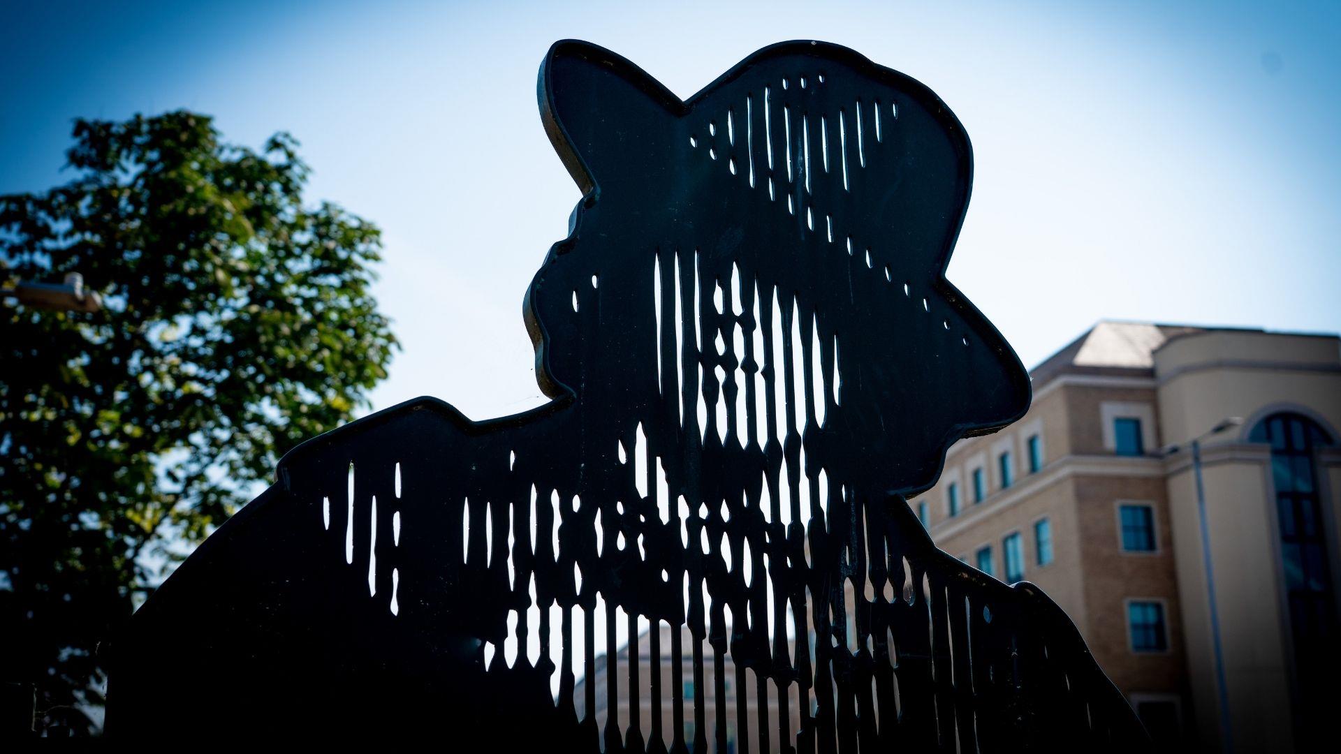 Oscar Wilde gates close up