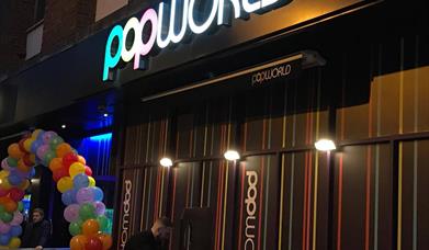 balloon arch outside Popworld