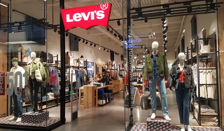 front of Levi's store