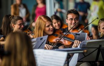 violin players