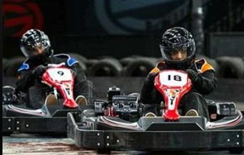 2 go karts racing
