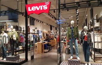 front of Levi's store