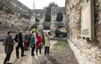 Guided tour in the Chapter House of the Abbey Ruins