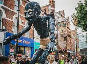 2 giant puppets in Broad Street