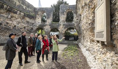 Guided tour in the Chapter House of the Abbey Ruins