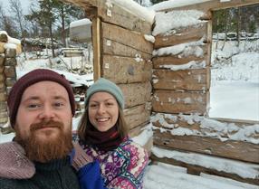 Ungt par som bygger tømmerhus