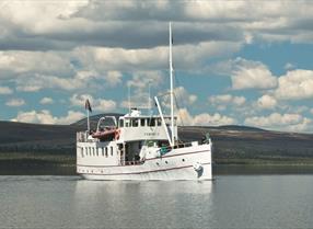 Båten ´Femund II går over Femunden innsjø