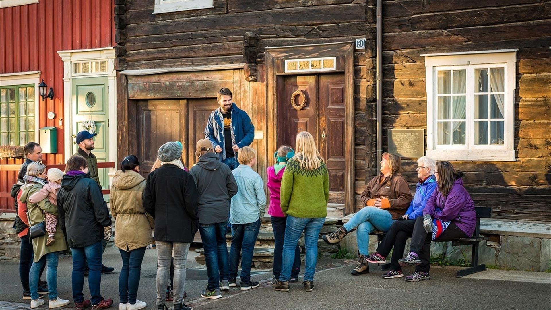 Bergstadvandring. En times omvisning i Røros sentrum med guide fra Rørosmuseet.