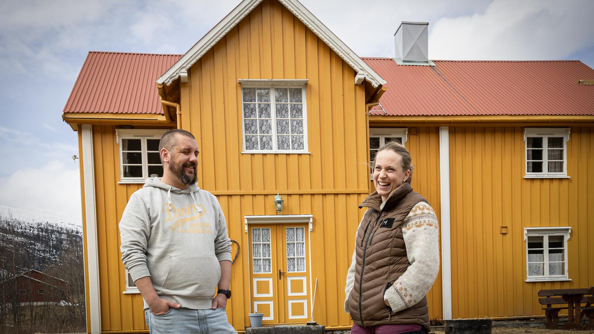 Kari og Ole Petter er eiere av Brutrøa Gård og leier ut Det gule huset for overnatting.