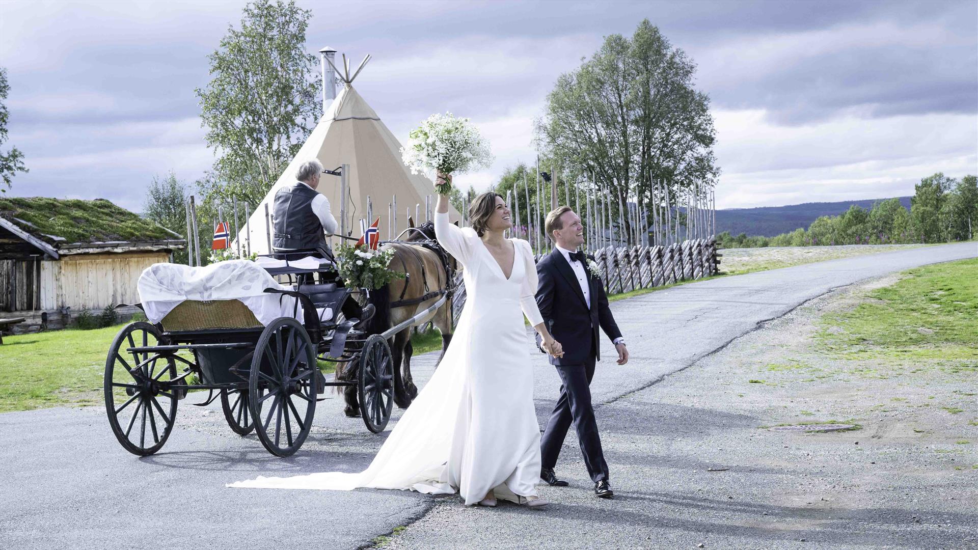 Hest og vogn.Brudepar.Bryllup.Røros