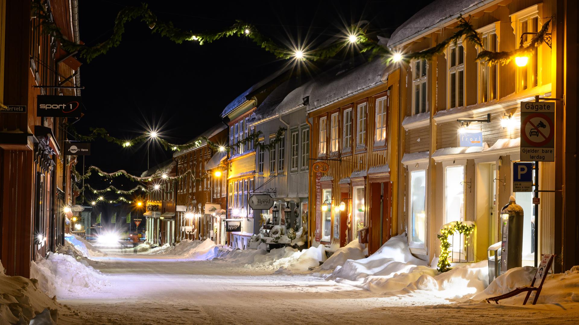 Kjerkgata på Røros med julelys og snø